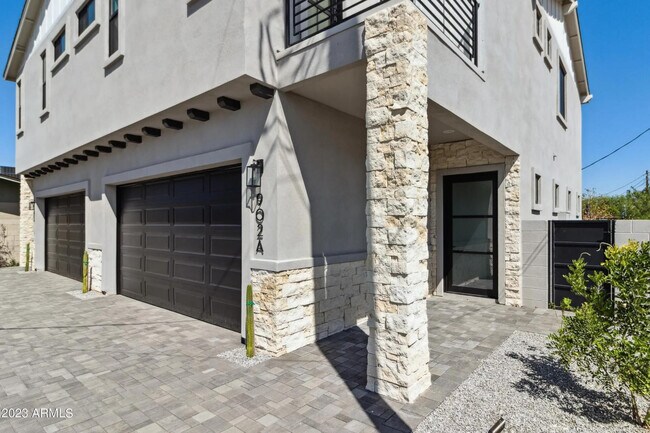 Building Photo - 902 W Hazelwood St