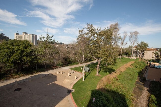 Building Photo - 2 Bedrooms | 2 Bathrooms | Shoppers Paradise