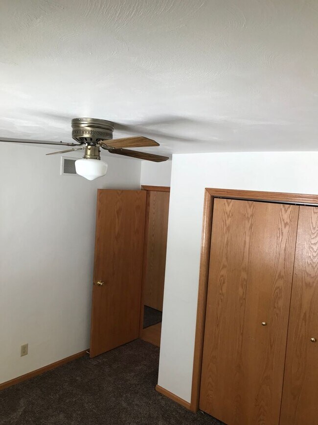 Building Photo - 1031-1033 Pleasantview