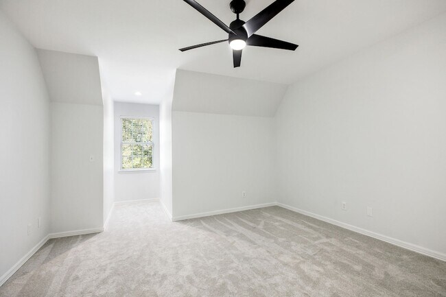 Building Photo - 5 Meadowbrook Cir
