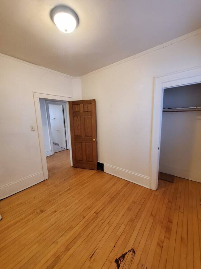 Building Photo - Spacious 5BED/2BATH Upper Near Marquette