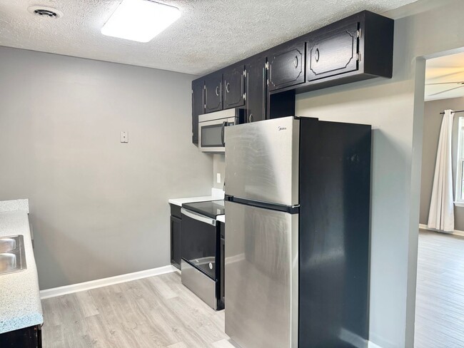 Building Photo - Three Bedroom Close to Ft. Campbell