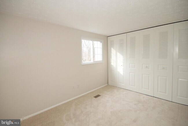 Building Photo - 8032 Grandview Ct