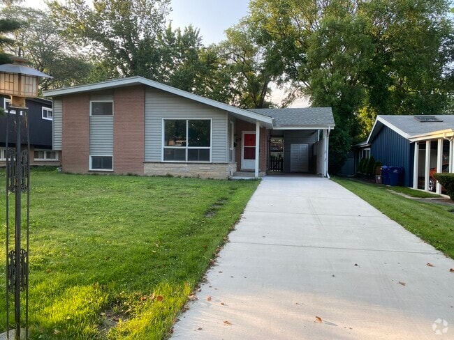 Building Photo - 330 Forestway Dr