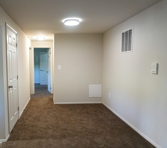 Dining Area - 1663 N Forest Park Ave