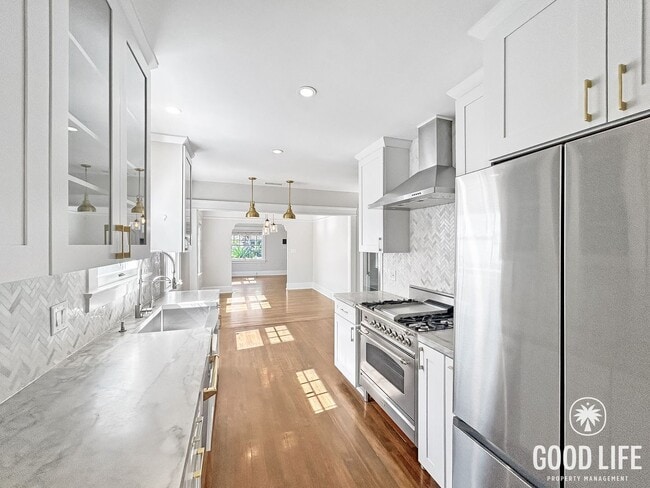 Building Photo - Beautiful 3BD/2.5BA W/ A/C and In-Unit Laundry in Mission Hills!