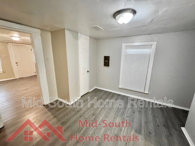 Building Photo - 1536 Brookins St