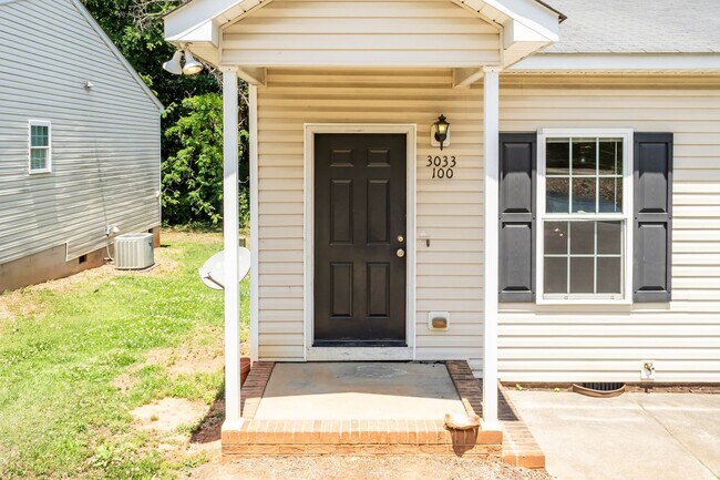 Building Photo - Nice 1 bed/1 bath duplex minutes from downtown Raleigh