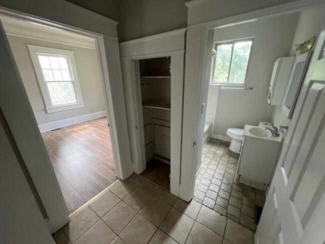 Building Photo - 319 S Hampton Dr