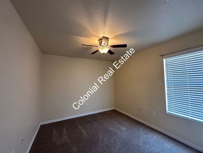 Building Photo - Spacious and updated 3 Bedroom 2 bathroom ...
