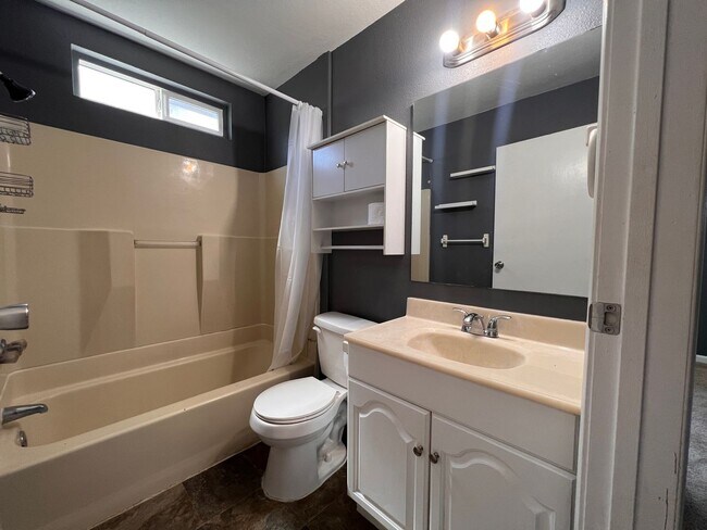 Building Photo - Longview Bungalow with Large Yard!