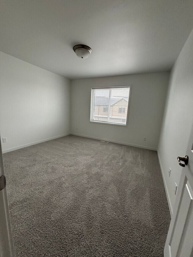 Building Photo - 3 Bed 3 Bath Townhome