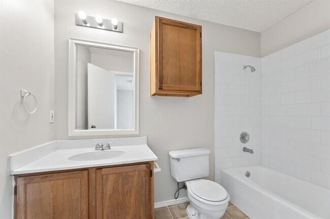 Building Photo - 6002 Parkwood Dr