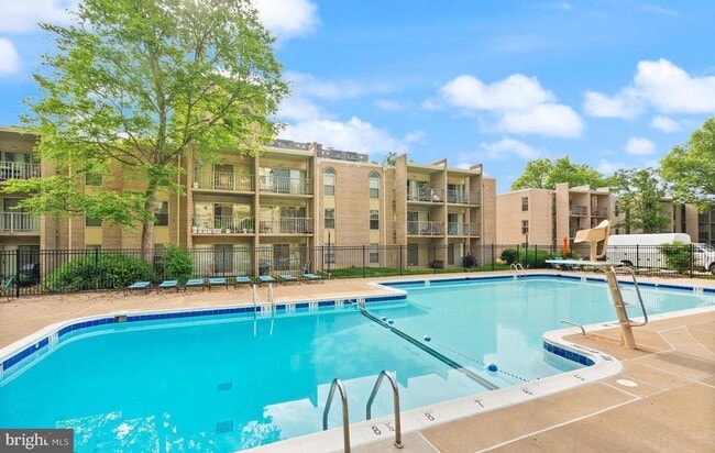 Building Photo - 31 Canterbury Square