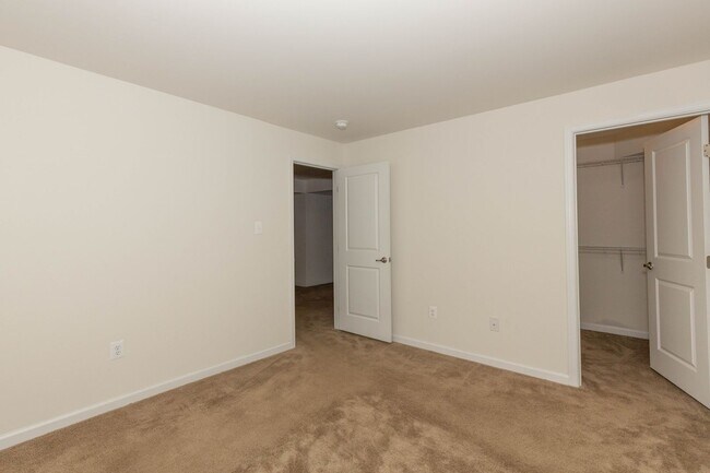 Building Photo - 5 Bed, 4.5 Bath Single Family Home in Step...