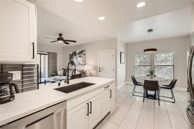 Building Photo - 8250 N Grand Canyon Dr