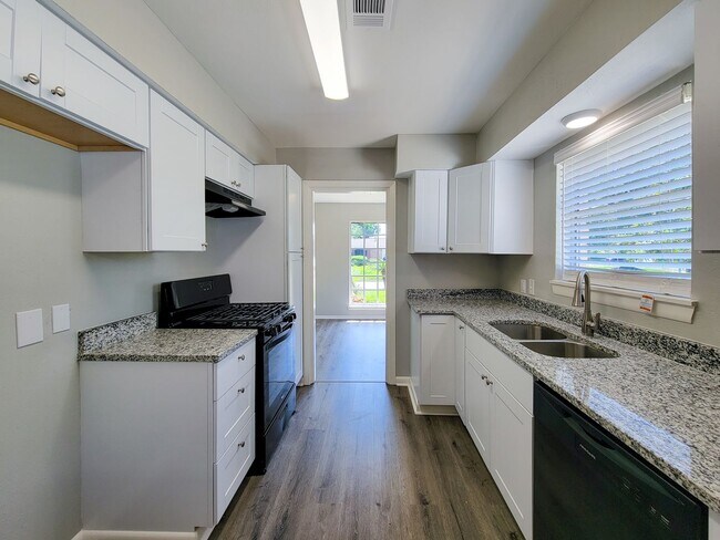 Building Photo - 3919 Hickok Ln