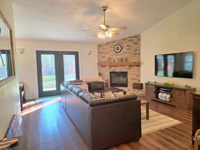 Building Photo - Inviting Woodridge Manor 3/2 Home with Fireplace and Fenced Yard