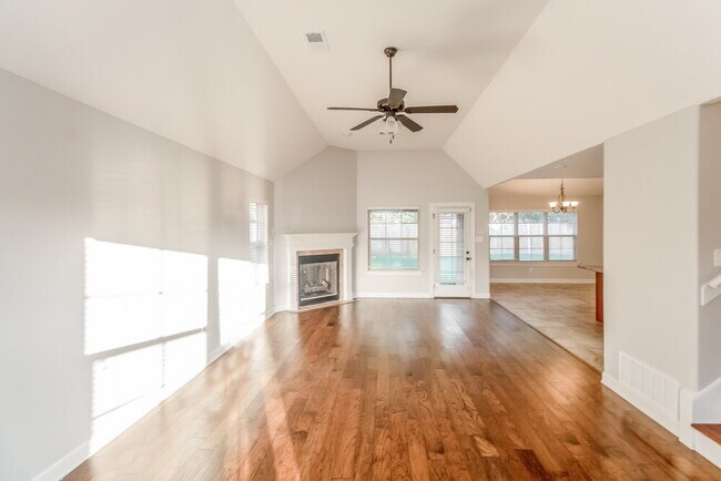 Building Photo - 6404 Rue de Paris Ln