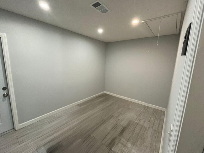 Building Photo - 517 NW Sherbrooke Ave