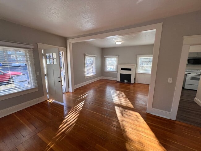 Building Photo - 5BD/2BA Gorgeous Vintage Home