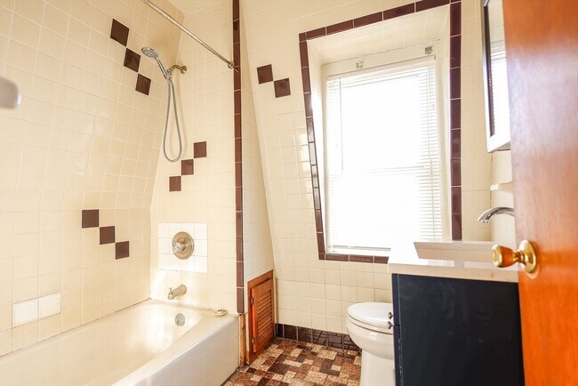 Building Photo - 68 Newhall St