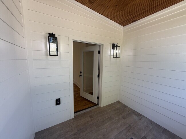 Building Photo - "Spacious 3-Bed, 3.5-Bath in the heart of East Nash