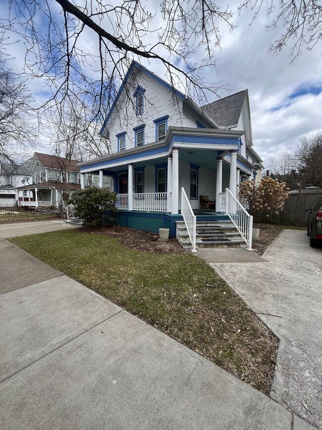 Building Photo - 104 Walnut St