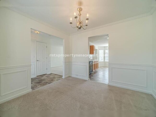 Building Photo - Spacious 4 bedroom 2.5 bath