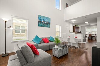 Building Photo - 1620 Bryant Dr