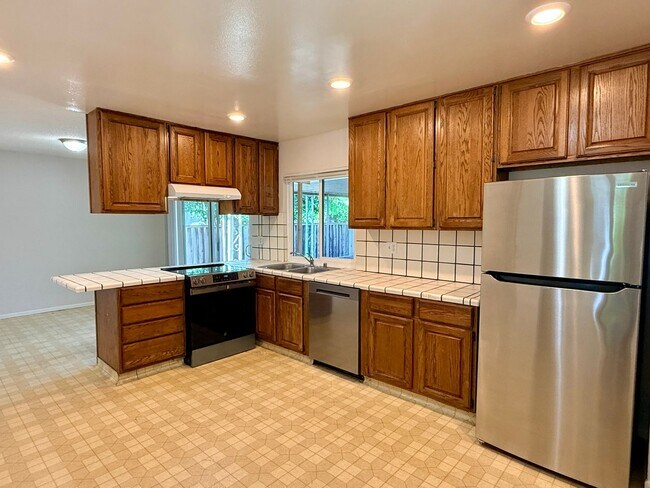 Building Photo - Spacious 3 Bedroom 2 Bath Home with 2 Car Garage and Central Air Conditioning