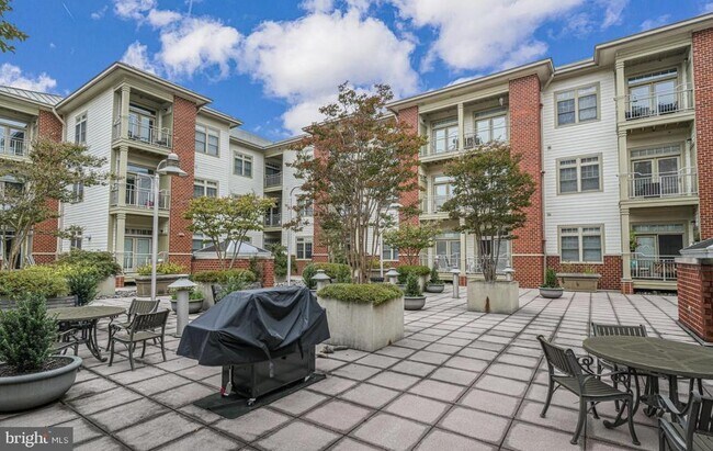Building Photo - 309 Holland Ln