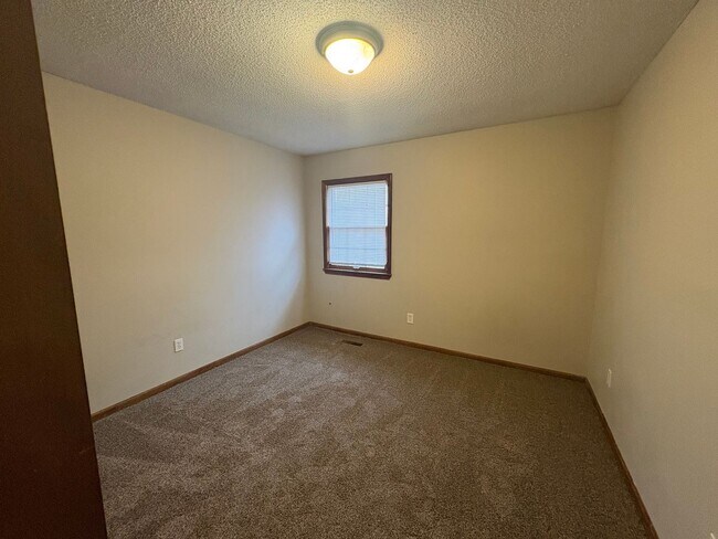Building Photo - 4 bedroom in Liberty MO!! Brand New Flooring!