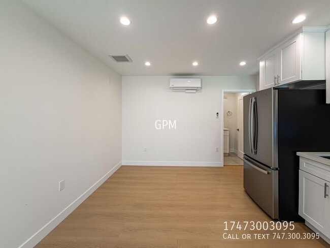 Building Photo - 11022 1/2 Penrose St-