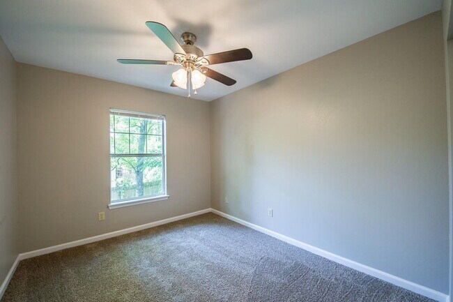 Building Photo - Gorgeous 4 BR 3 BA Town House Right By FSU and TCC!