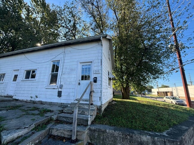 Building Photo - 209 Staunton St