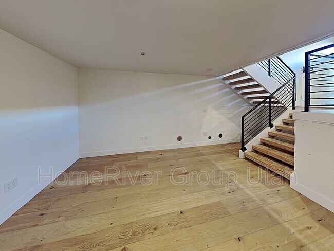Building Photo - 877 S 200 W