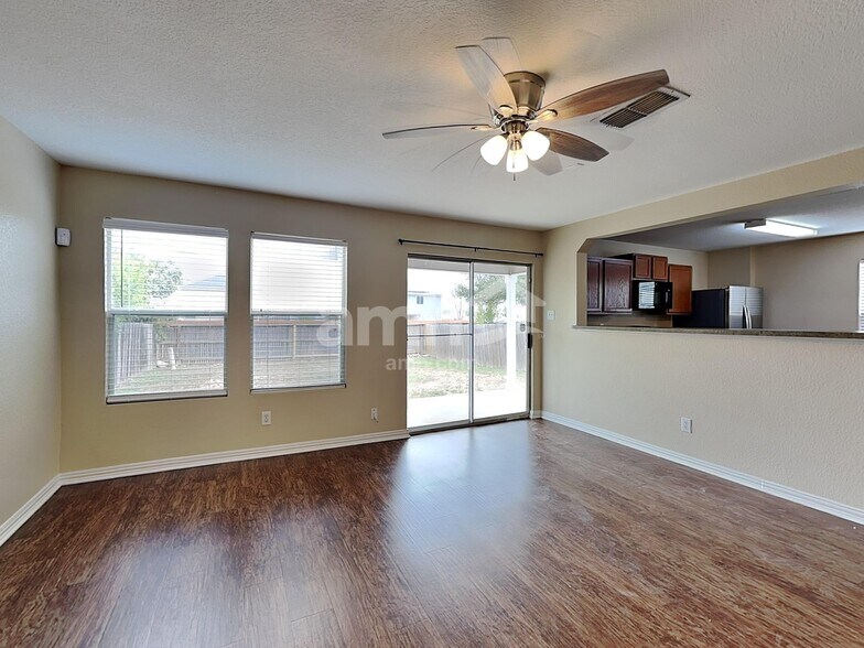 Building Photo - 9314 Silver Vis