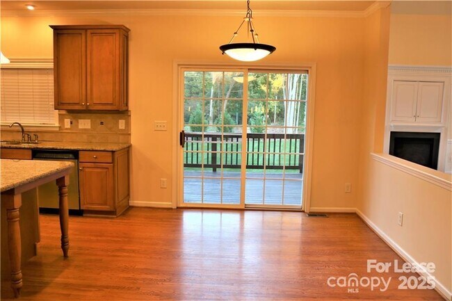 Building Photo - 913 Lillieshall Rd