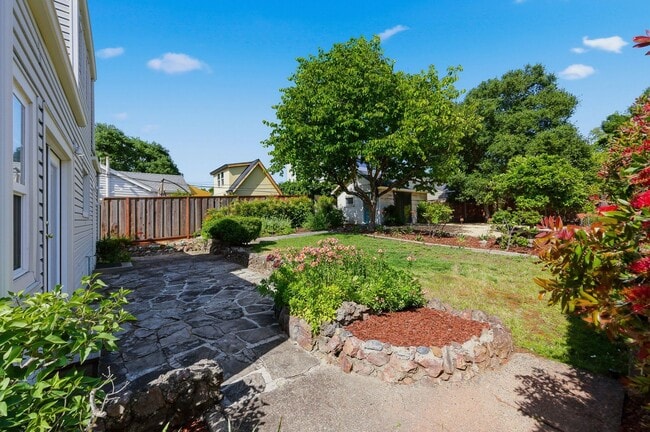 Building Photo - Charming 2 bed, 1.5 bath Alta Heights Home