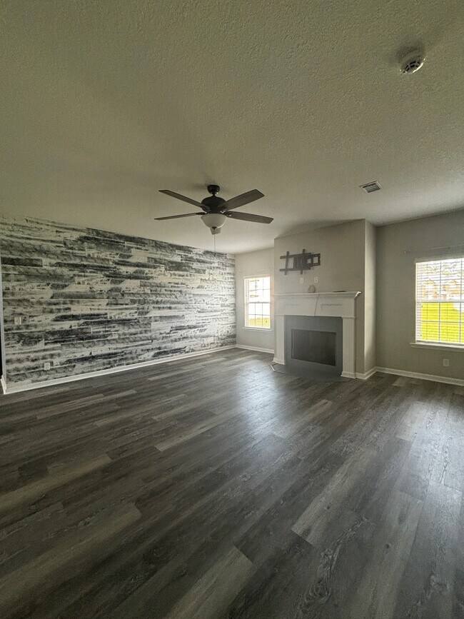 Building Photo - 653 Red Oak Ln