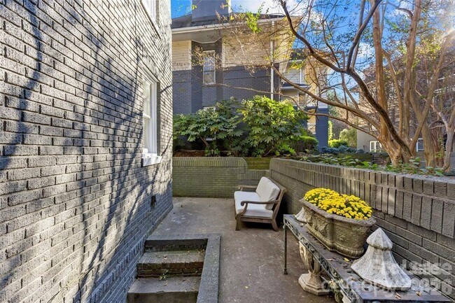 Building Photo - 609 Queens Rd