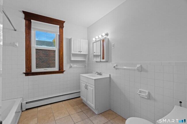 Building Photo - 136 Edwards St