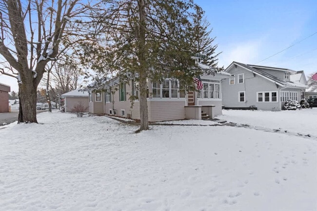 Building Photo - 100 W 1st St