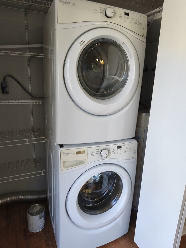 Building Photo - Charming Silver Oaks Rambler Ready for You!