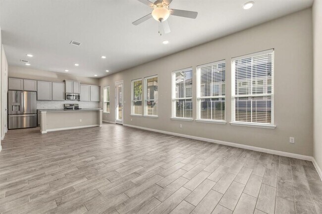 Building Photo - 1015 Vista View Dr