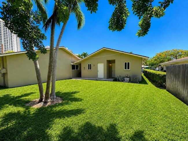 Building Photo - 1232 Cabana Rd