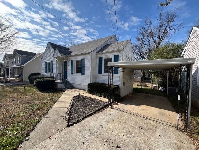 Building Photo - Pet Friendly Home with Fenced Yard in Sylvan Park, 3 Bedrooms/ 1 Bath, Minutes to the Greenway