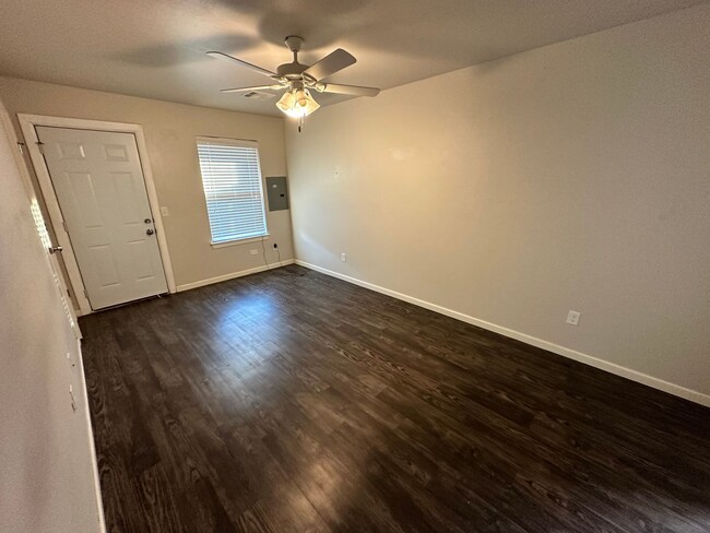 Building Photo - Move -in Special: Cute 2 bed 2 bath duplex...