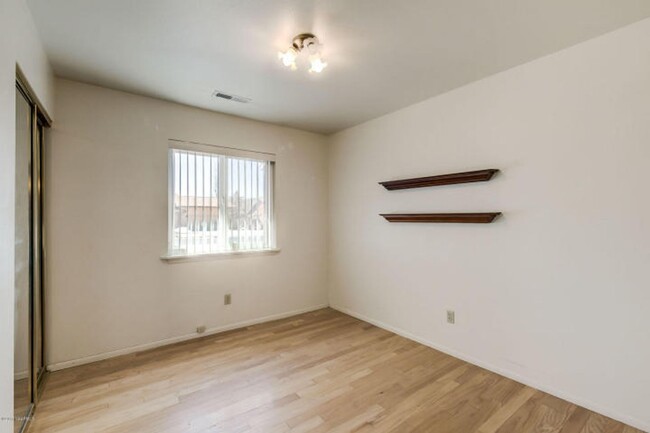 Building Photo - 4 Bed, 2 Bath in CHESHIRE!! Amazing Peak V...